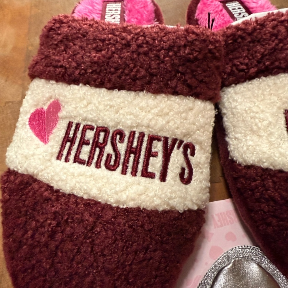 Hershey's Maroon and White Slippers Sz 2/3 with Silver Kiss Shaped Pouch - Picture 3 of 7